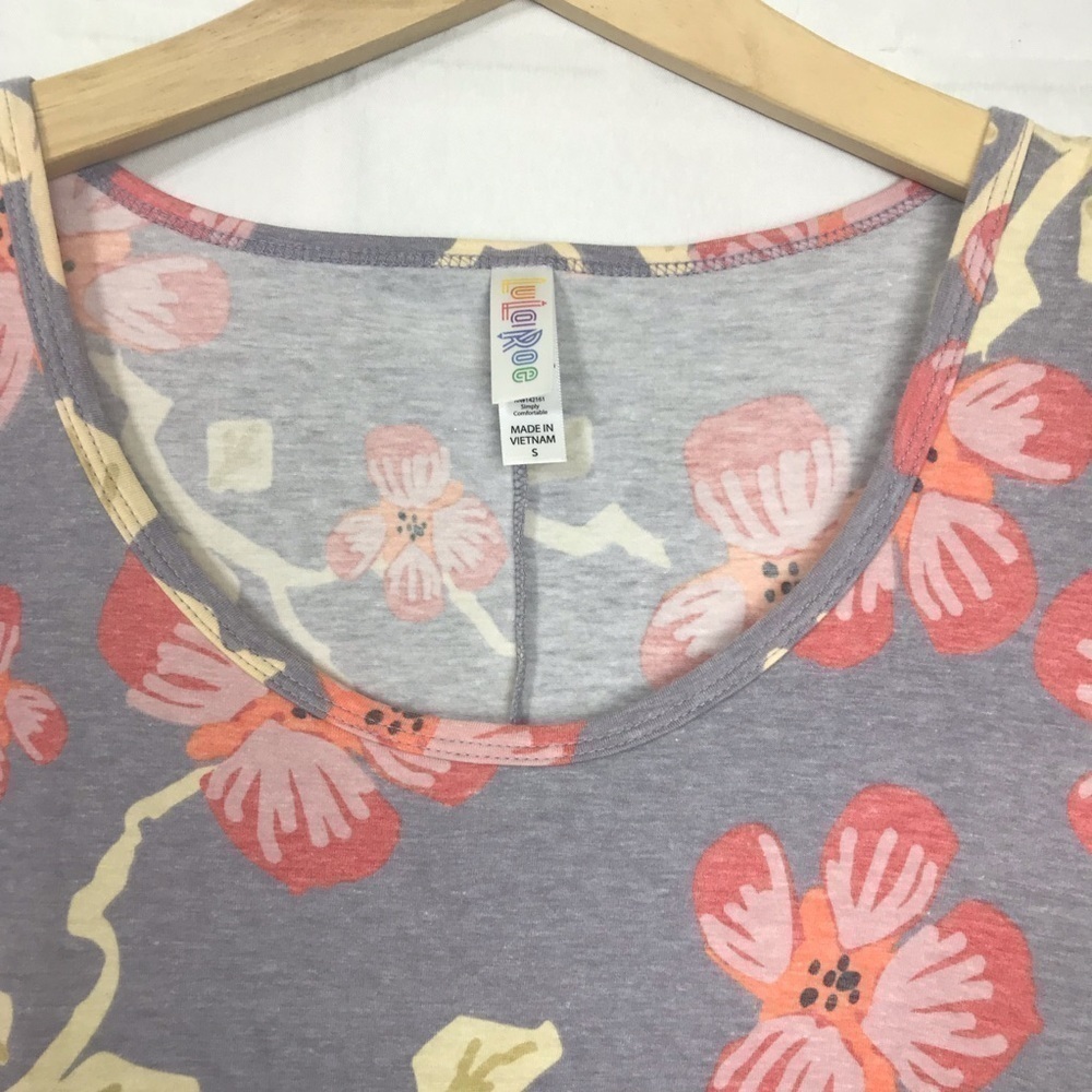 LulaRoe tunic top Sz S flowered Short sleeve - Picture 3 of 5